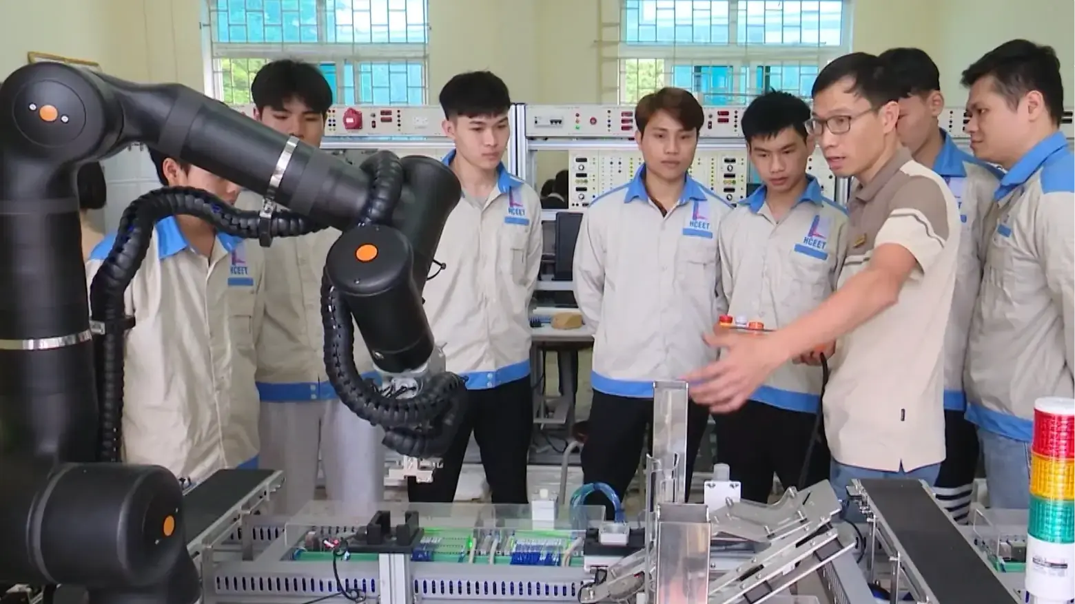 Hà Nội chú trọng phát triển nguồn nhân lực chất lượng cao | Phóng sự | 14/12/2025